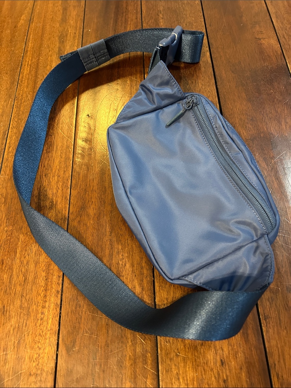 lululemon athletica pitch blue 2L belt bag- great condition - Picture 5 of 6
